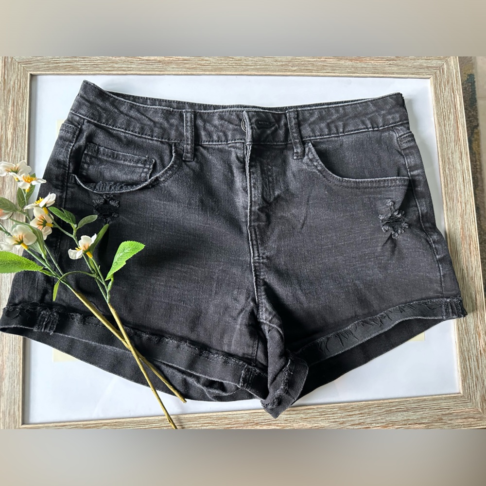 High Rise black jeans short. Great staple for summer!🩳🍉